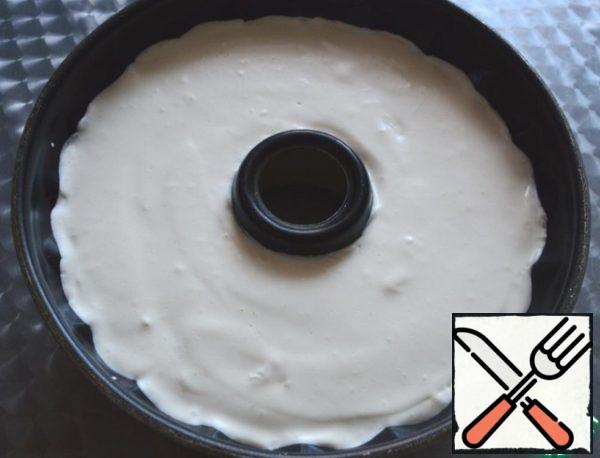 When the cherry layer hardens, we spread the curd layer on top. And again we put the form in the refrigerator.
