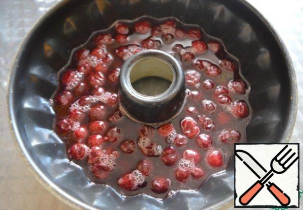 Put the thawed cherries into a mold, carefully distribute them according to the form. Put the swollen gelatin (20 g) in a ladle, add sugar, cinnamon, cahors and start heating until the gelatin and sugar dissolve. As soon as everything dissolves, add the juice (I diluted it with water, cherry syrup). After a few minutes, everything warms up. Pour into the mold on the cherries. Put it away in the cold.
