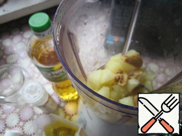Apples are cool, transfer to a blender and whip. Add mustard and salt.