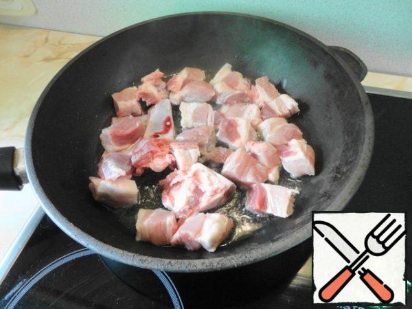 Grease the pan with vegetable oil, heat well and spread the meat, cut into medium pieces, in one layer. Fry without a lid for five minutes until browning.