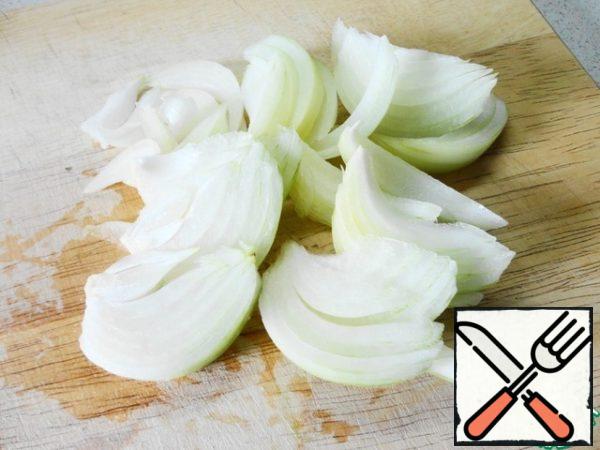 Meanwhile, cut the bulb in half, then from top to bottom with large feathers. That's how Koreans cut onions.