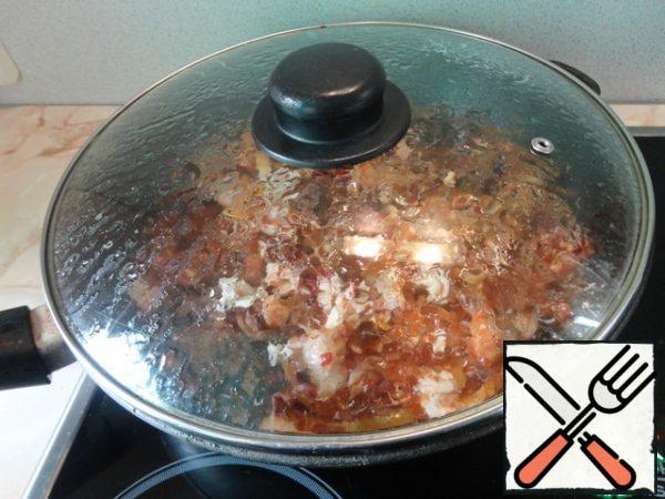 Then add the crushed garlic, pour in the kimchi juice and immediately close the lid. Reduce the heat and cook for another ten minutes. Then serve with boiled rice.