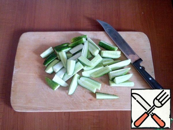 Wash cucumbers and cut into 4-5 cm cubes .
