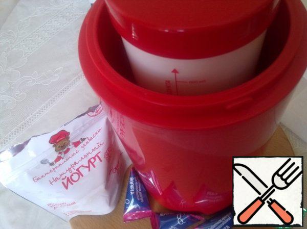 Pour boiling water into a thermos to the mark and put it in a yogurt maker for 10 hours to cook.
After 10 hours, I take out the finished yogurt and put it in the refrigerator for 2 hours.