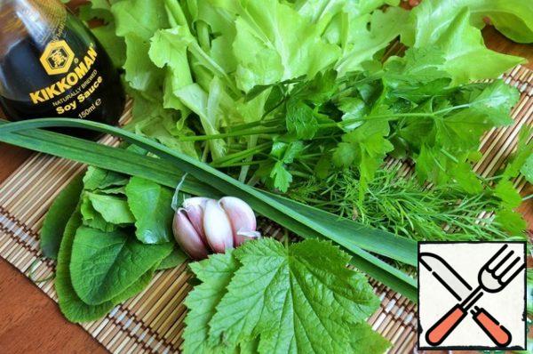 Prepare the greens and leaves.
Currant and primrose leaves take soft, young, juicy.
It is also possible to add young carrot tops.
Soak the greens in salt water for 5 minutes, it will help to get rid of insects.
Then rinse and drain in a sieve.