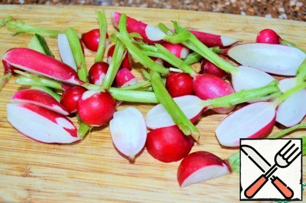 My radish, chop and the smallest.
Remove the side leaves, leaving some greenery.
Radish is young, at this "age" all its parts are rich in vitamins.
Slice the radish.