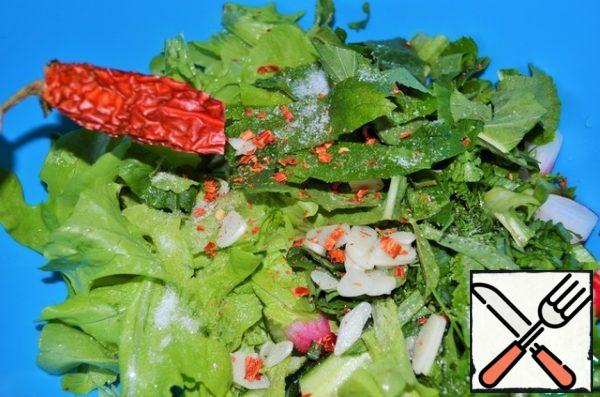 Stir, it is convenient to do it with chopsticks or shaking a closed container. Put the kimchi in a bowl or salad bowl and serve.