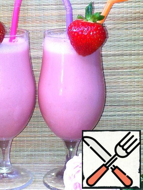 In a strawberry smoothie instead of yogurt you can use
kefir. I sometimes do with 2.5% kefir.
But the milkshake will be a little thinner than the yogurt.
I use yogurt without lactose. I'm intolerant of her.
Juice can be any fruit or berry.
I added freshly squeezed orange, because in
jam from dandelions present orange.
Below there is a link to dandelion jam.