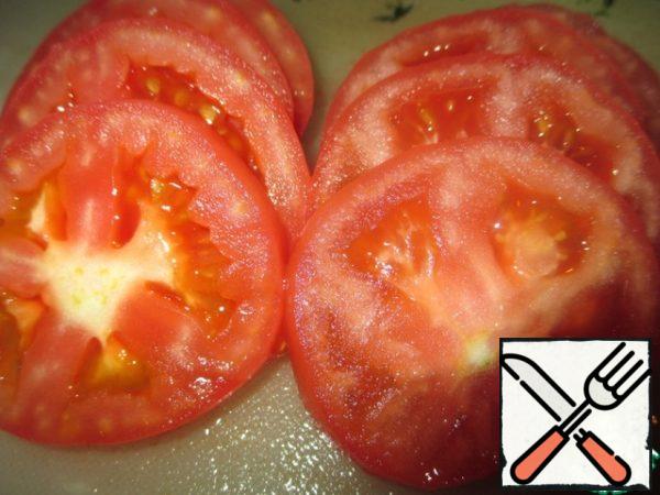 Tomatoes, zucchini, eggplant-it is necessary to take about one diameter.
Wash the tomatoes, cut crosswise on the opposite side of the peduncle. Lower in boiling water for 10 seconds and remove the skin. Cut the tomato into rings about 0.5 cm.