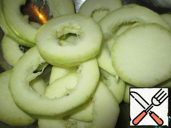 Zucchini wash, clean, cut into circles, thickness of about 0.5 cm. if the zucchini is not young, then remove the seeds and pulp.