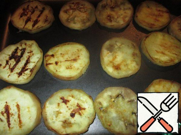 Take a refractory form, put the circles of fried eggplant. Add some salt.
Note-it is better to spread the vegetables so that they were close enough to each other.