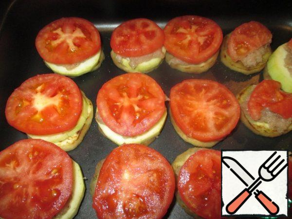 Put the slices of tomatoes. Salt.