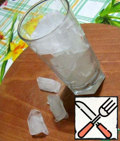 After that, fill the glass with ice (if you have a thermal bag, then I think there will be no problems with ice at the picnic).