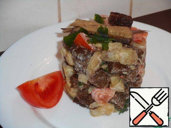 We assemble our salad: mix eggplants with crackers, cut tomatoes into halves, mix all the ingredients with mayonnaise. to interfere. I shaped the salad with iron rings, added some greens and a few sprats for decoration.