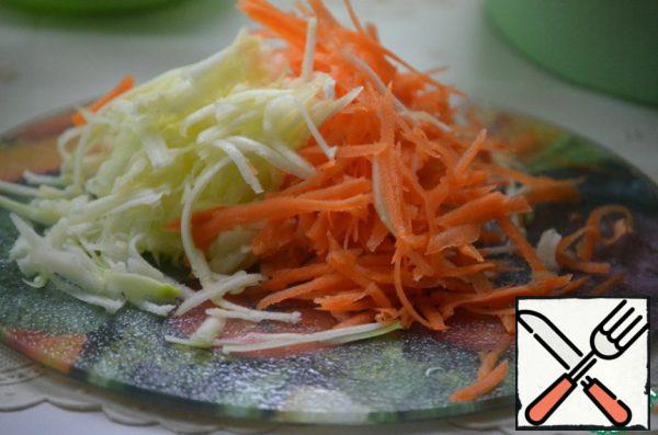 Peel the carrots and zucchini and grate on a coarse grater.
