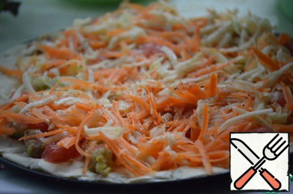 Roll out the dough into a thin layer, put on a baking sheet, make a few punctures with a knife. Put the chicken fillet on top, slices of grapefruit on it, sprinkle with grated carrots and zucchini, salt and pepper. Sprinkle with olive oil and bake in the oven at 220C for 10 minutes