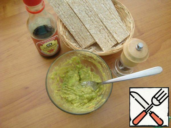 Avocado should be ripe so that it can be spread well on bread or crispy tortillas. Cut it in half, remove the bone and spoon the pulp into a cup. drizzle with oil and soy sauce, pepper with freshly ground pepper to taste. Mash the avocado with a fork and mix it with butter and soy sauce.
