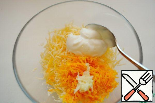 Add garlic, grated orange zest and sour cream (or mayonnaise) to the cheese.
With orange peel carefully-if you put a lot, the snack will be bitter.