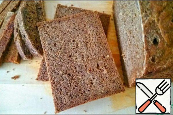 Cut a slice of bread 5-8 mm thick, cut off the entire crust.
