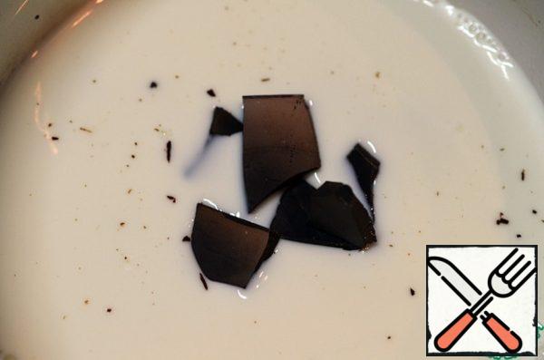 In milk add broken chocolate, put on low heat. Stir until the chocolate has melted.