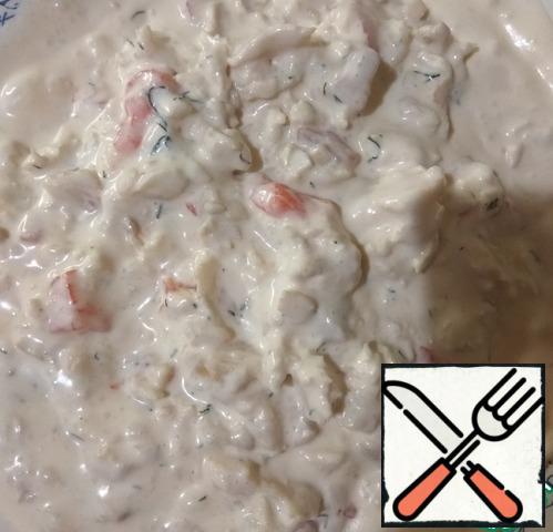 Gelatin dissolve in a microwave or a water bath until dissolved.
Pour into the cream and mix well.
Pour the fish with cream sauce and mix thoroughly.
