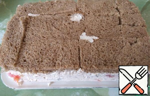 After this time, run the knife along the sides of the mold and, turning it over on a flat surface, remove the workpiece. Turn the bread piece upside down again and cut into small pieces.