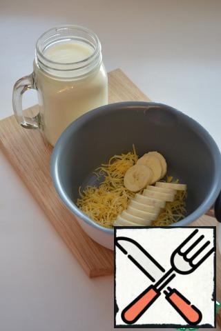 Add the banana and milk to the cheese, punch with a blender until smooth.