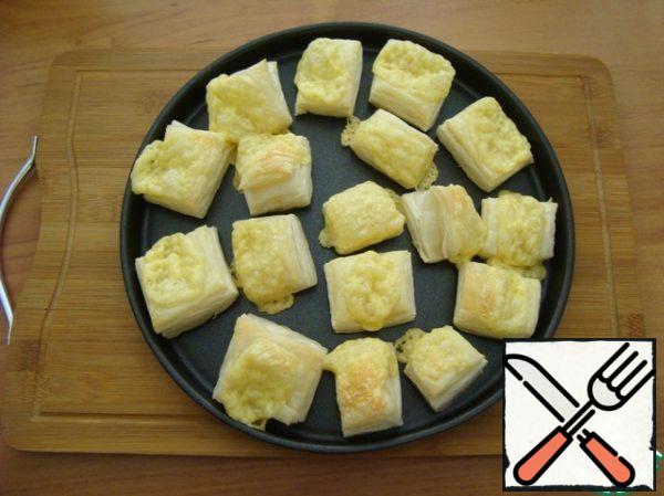 Ready! remove the mold from the oven. The cheese melted, the dough was baked with cheese. It turned out very tasty. Cheese does not harden. Wonderful!!! Put it on top of the caviar. Great snack!