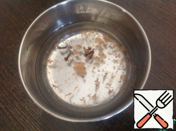 In a saucepan pour 1 Cup of water, add cloves, cinnamon, nutmeg. Bring to a boil and cook for 1 minute. Cover and let stand for 10 minutes.