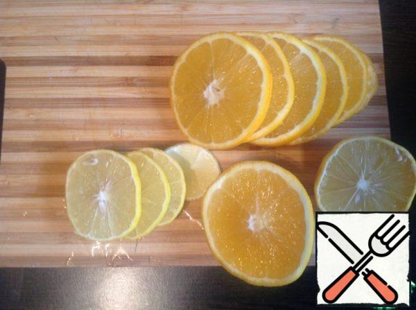 Cut the orange and lemon into slices.
