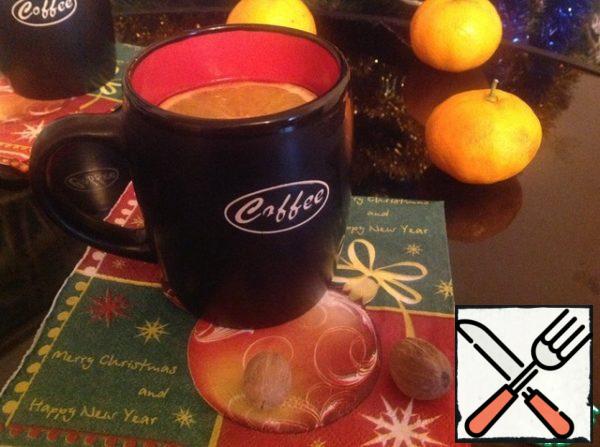 Hot mulled wine pour into cups. In a Cup add the remaining mugs of lemon and orange. Serve the table.