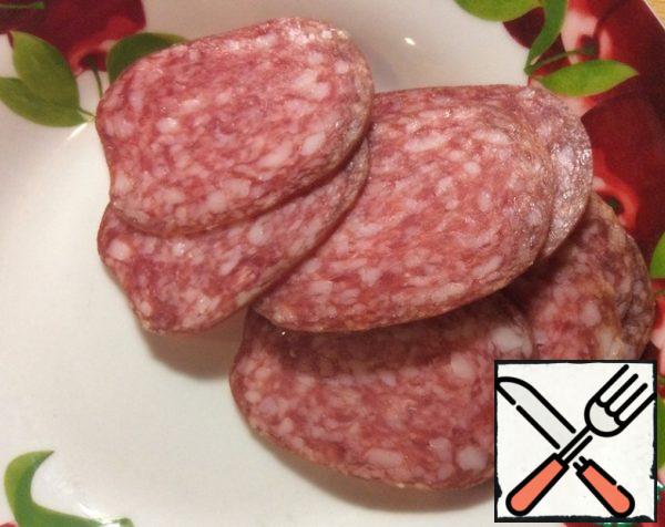 Cut the salami into thin slices.
