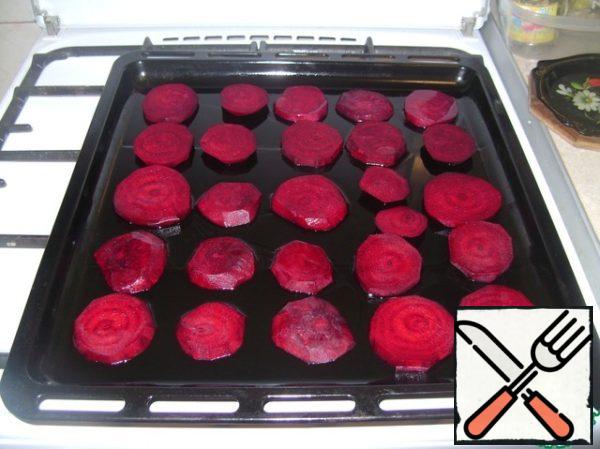 On a greased vegetable oil a baking sheet lay out the beet circles. While we were busy with beets-oven heated. Put a baking sheet for 15 minutes Until the beets are baked - we continue.