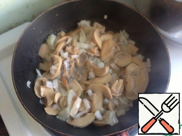 Cut the onion into small cubes and fry together with the mushrooms in a small amount of vegetable oil until golden brown.
