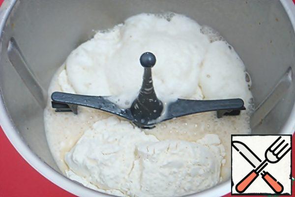 Pour half of the flour into the egg-sour cream mixture and the prepared baking powder.
