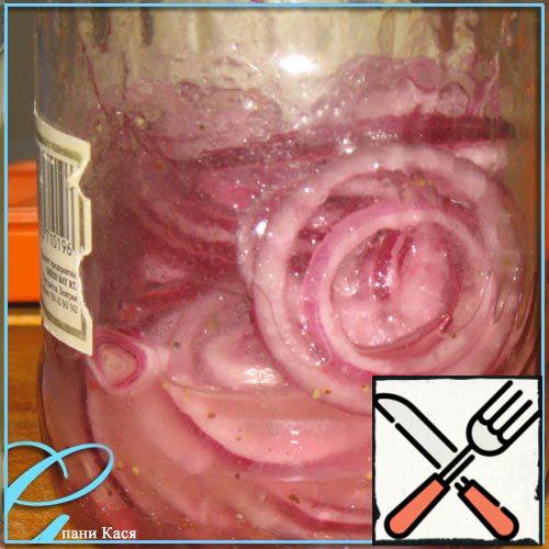 Onion cut rings, marinate - I doused it with boiling water, put in a jar, there salt, sugar, sunflower oil, a little vinegar. Shake up. Put in the refrigerator.