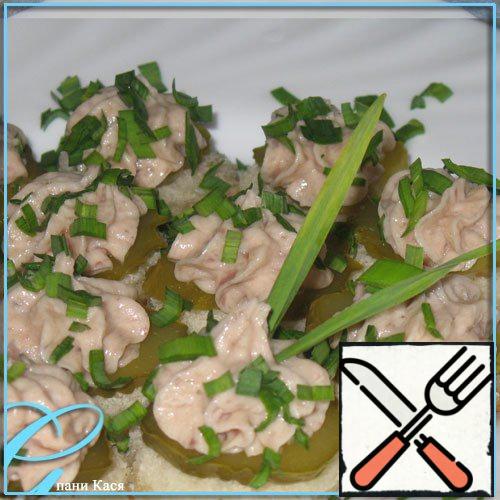 Of the culinary syringe to squeeze nicely minced herring, decorate with greenery. Onions serve separately.