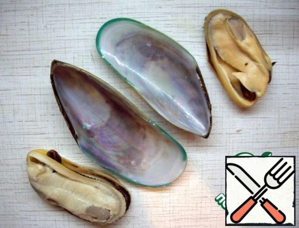 Wash the mussels thoroughly and separate the clams from the shells (so that they are easier to eat later).
