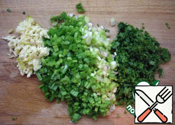 Onions and herbs chop with a knife, squeeze garlic through the press.