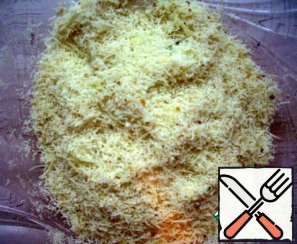 Mix the cheese with breadcrumbs one by one.