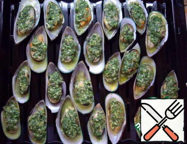 Lay the mussels on the shells on a baking sheet and grease the top with a mixture of oil, herbs and garlic.
