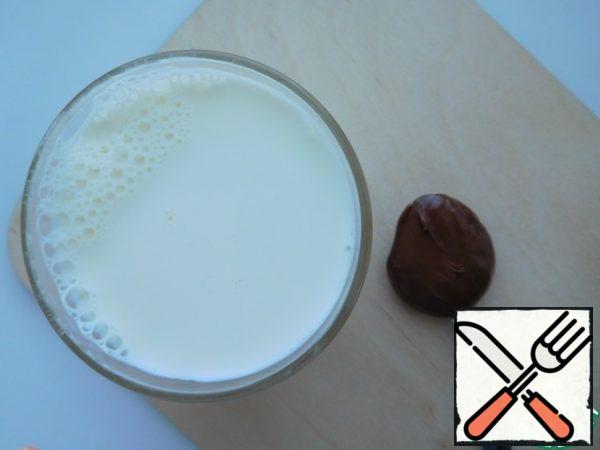 Pour the milk into a saucepan, add nutella there.
