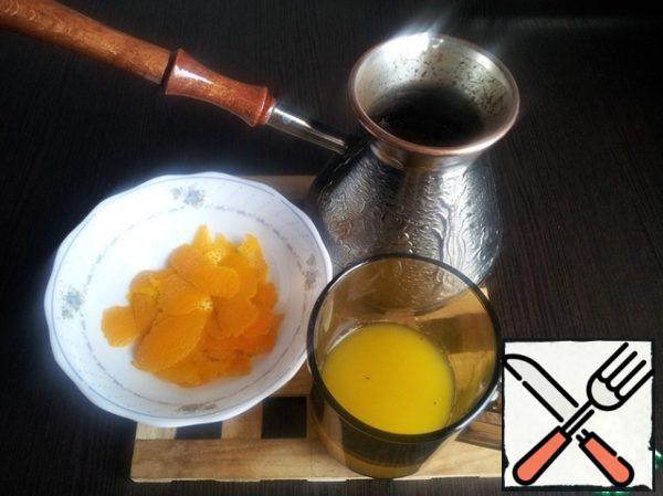Brew coffee, cool. With orange peel to remove (pieces), squeeze the juice.