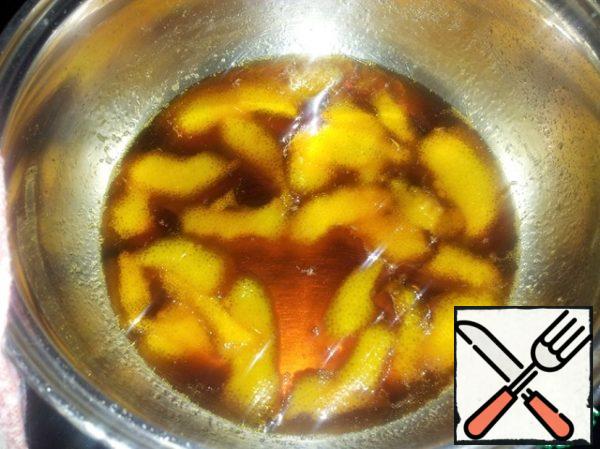 In a saucepan pour 100 ml of water, add 100 grams of sugar (1:1), pieces of orange peel and boil for 5-7 minutes. Then remove the zest, cool the syrup.