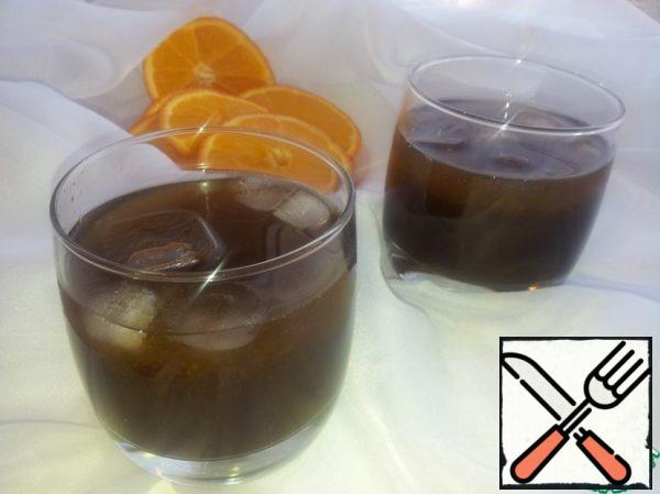 Then mix orange juice with coffee and the resulting syrup. Pour orange coffee into glasses, put ice on top and enjoy the taste.