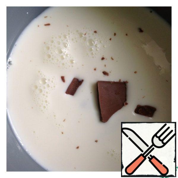 Put the milk on the fire. Add the vanilla and the chocolate is broken on slices. Medium fire. Stir the milk so that the chocolate does not burn.