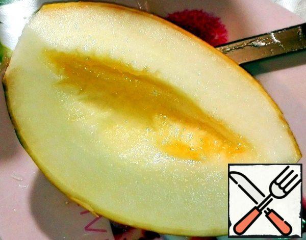 Cut the melon, peel off the crusts and seeds.
