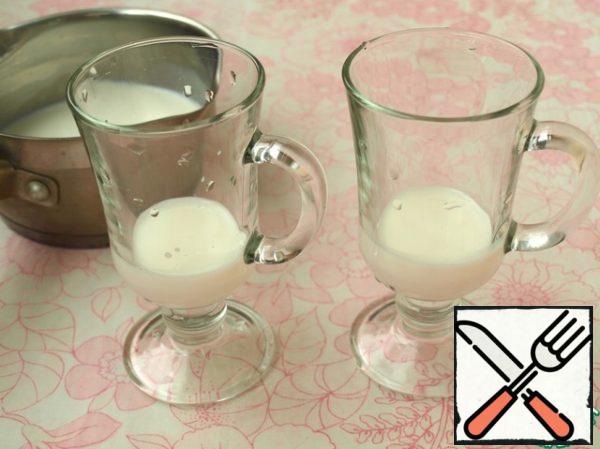 In a saucepan pour milk, add sugar and heat.
Half the milk to leak, and in the remaining half add the swollen gelatin and stir well.
In each glass pour 20-30 ml of milk, depending on how many layers you want to make.
The less milk, the more stripped the jelly.
Place the milk glasses in the refrigerator to solidify.