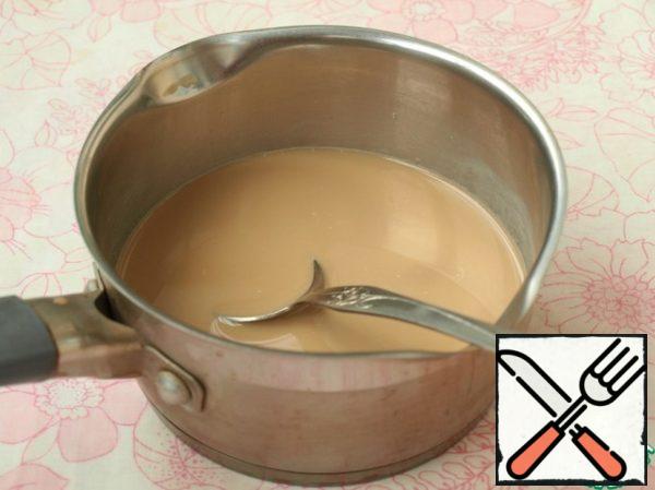 The remaining water (30 ml) should be boiled or in other words poured into a Cup of instant coffee and add 2 tablespoons of boiling water, mix thoroughly, and then pour the coffee mixture into the remaining milk.
Here add the second part of the gelatine, stir until smooth.