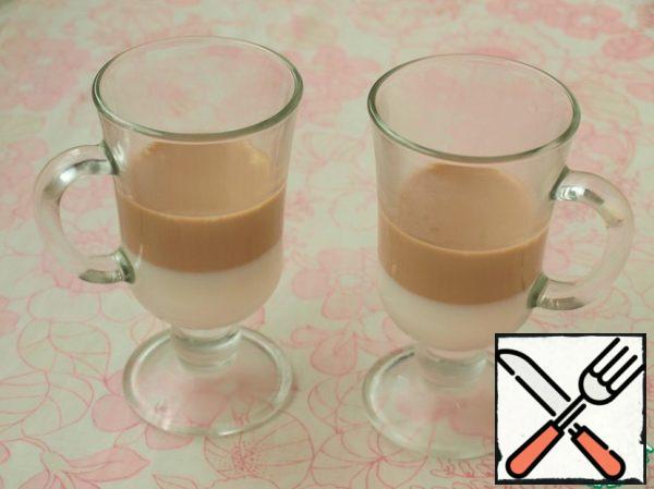 When the mixture has cooled down, you can fill the second layer.
Take the glasses out of the refrigerator, make sure that the first layer is well frozen and pour the second.
When the coffee, pour the words milk and so on to the top of the glasses. On top you can rub any chocolate or replace it with coconut.